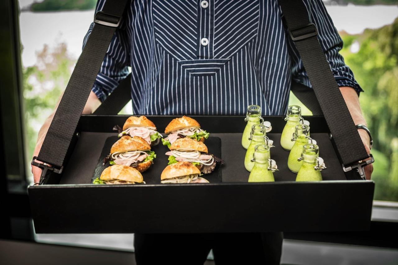 汉堡艾美酒店 外观 照片 A waiter holding a tray of food