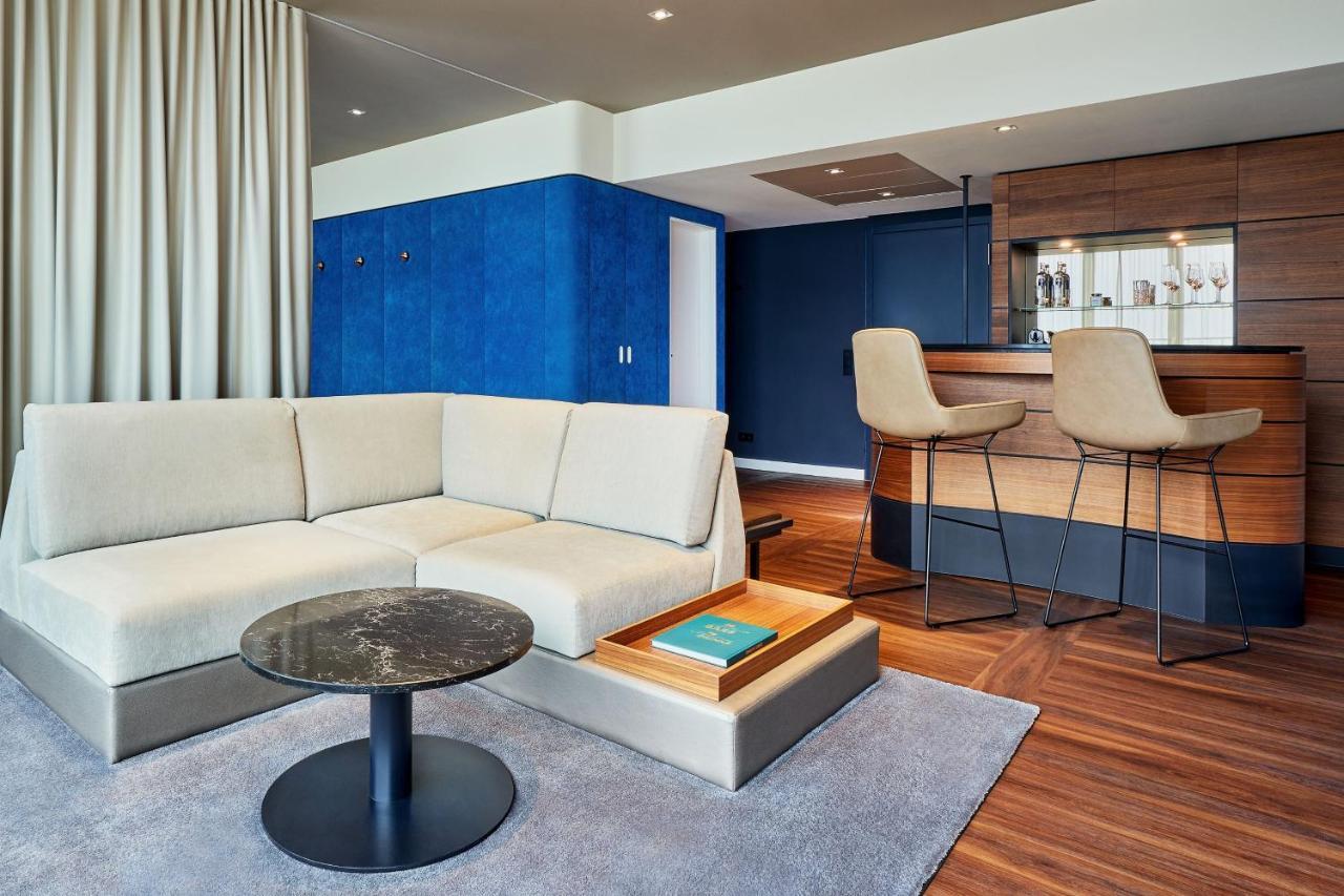 汉堡艾美酒店 外观 照片 The interior of a suite at the hotel
