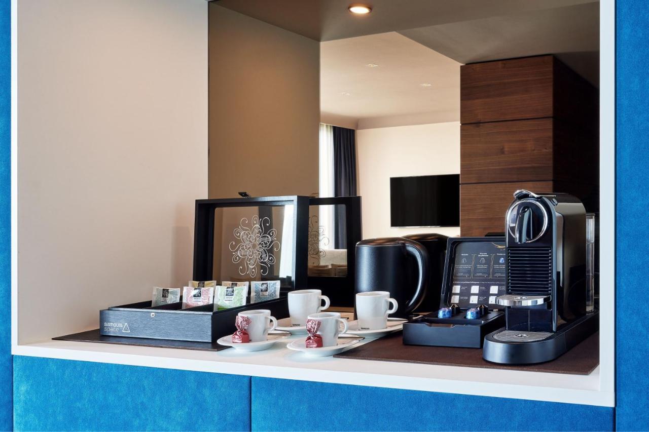 汉堡艾美酒店 外观 照片 A Nespresso machine in a hotel room