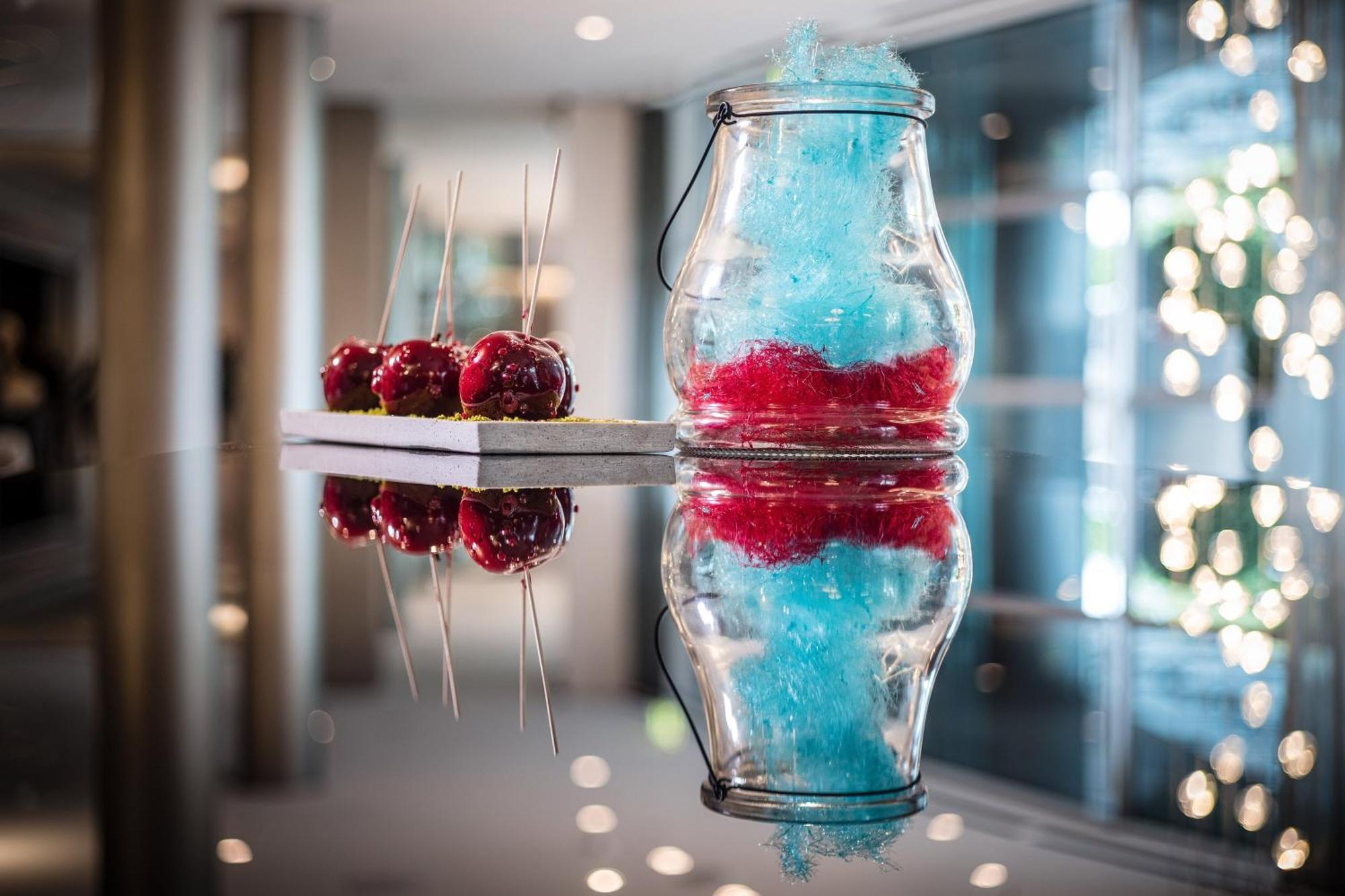 汉堡艾美酒店 外观 照片 A blue and red slushie
