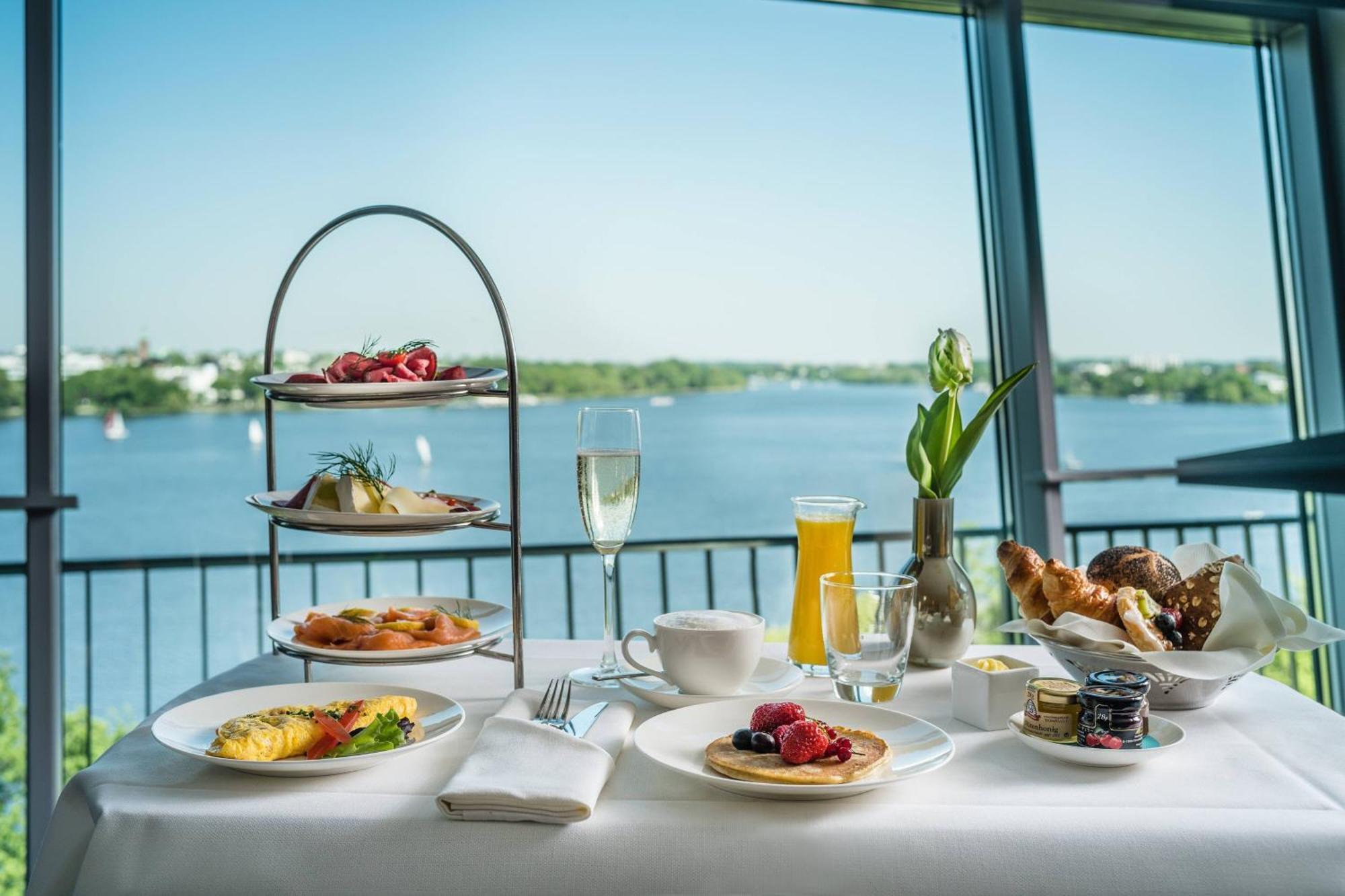 汉堡艾美酒店 外观 照片 Afternoon tea at the InterContinental Hotel, Berlin