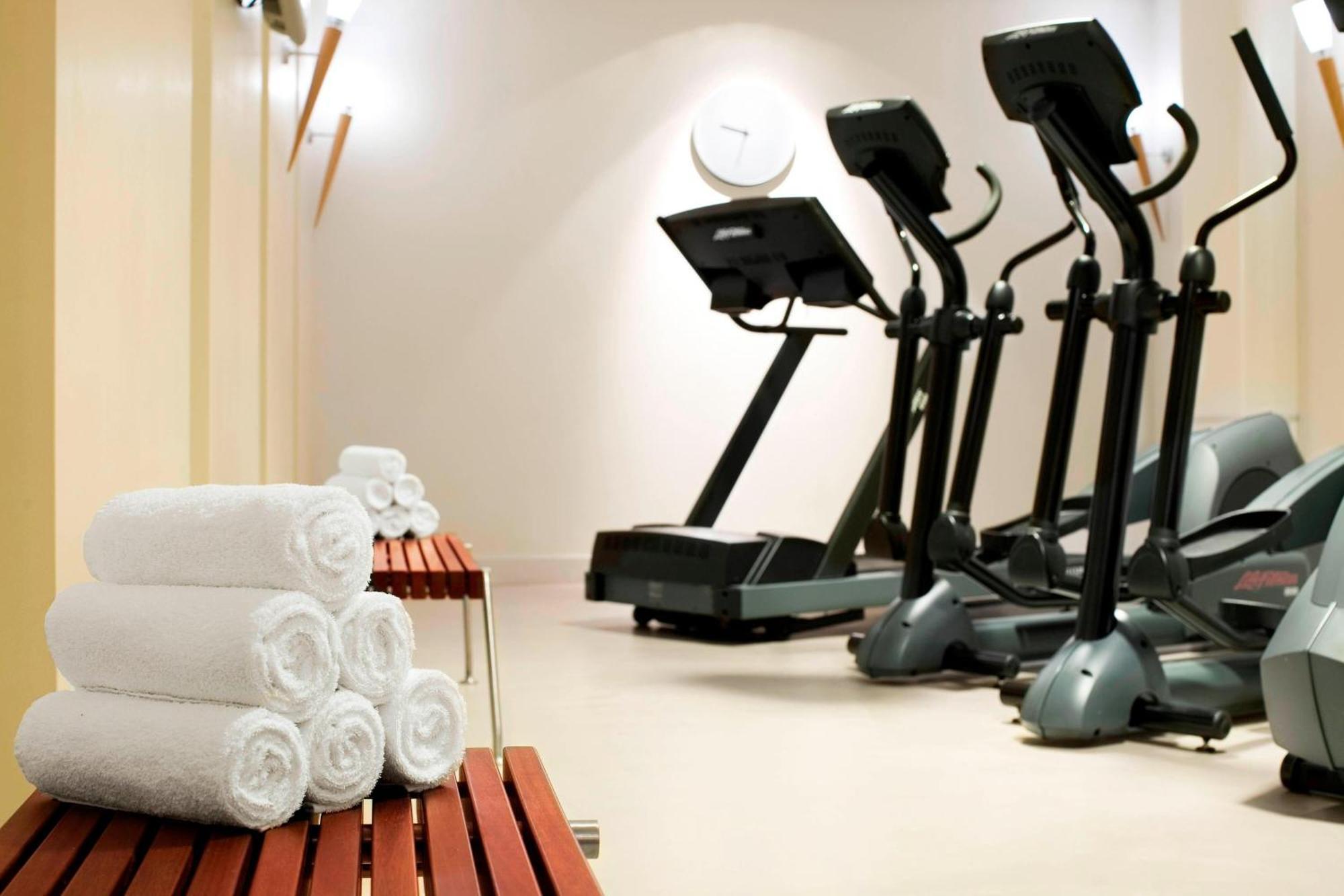 汉堡艾美酒店 外观 照片 Elliptical cross trainer